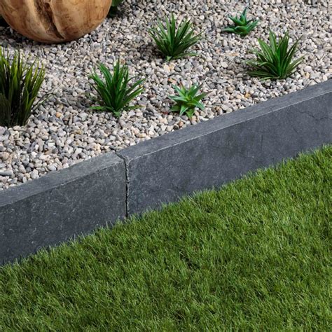 Exemple de bordure en pierre bleue délimitant une terrasse