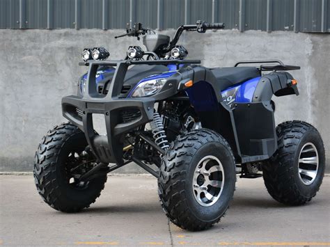 Quad tout-terrain traversant un paysage rural