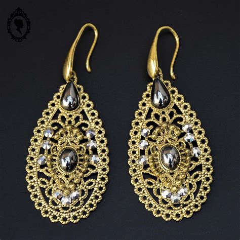 Paire de boucles d'oreilles hortensia finalisée