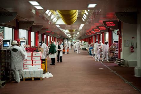 Intérieur du pavillon des produits carnés avec ses étals organisés et professionnels