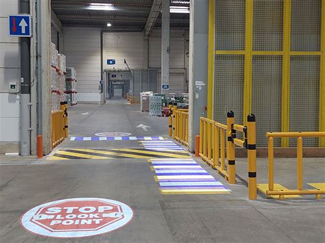 Signalétique et zones de chargement logistique au sein du marché