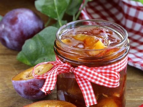 Photo de bocaux de confiture de prunes maison avec étiquetage artisanal