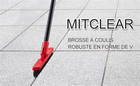 Nettoyage manuel des joints de terrasse avec une brosse spéciale