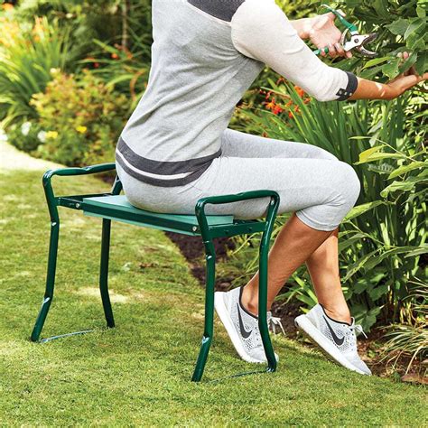 Un jardinier utilisant un tabouret agenouilloir ergonomique dans un potager ensoleillé