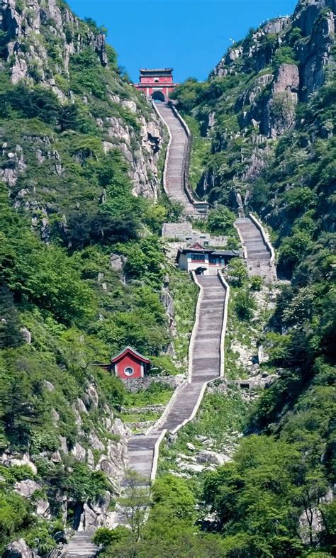 Vue panoramique du Mont Taishan en Chine