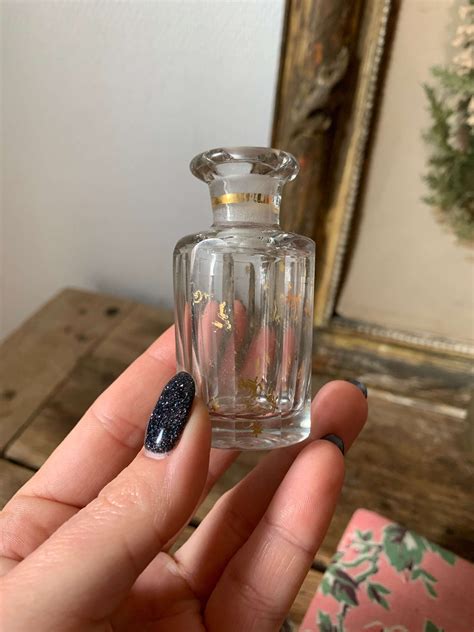 Flacon de parfum Lierre & Bois avec l'étiquette 1902 en évidence