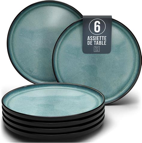 Assortiment d'assiettes décoratives de différentes époques et styles