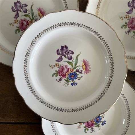 Assiettes en porcelaine Charles Pillivuyt & Cie avec motifs de la Belle Époque
