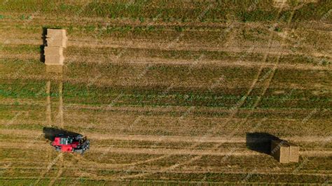 Vue aérienne de machines agricoles en action