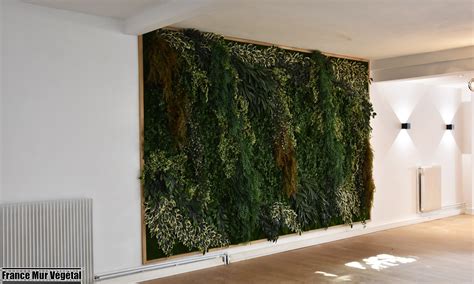 Plantes artificielles de grande taille utilisées dans un design biophilitique moderne