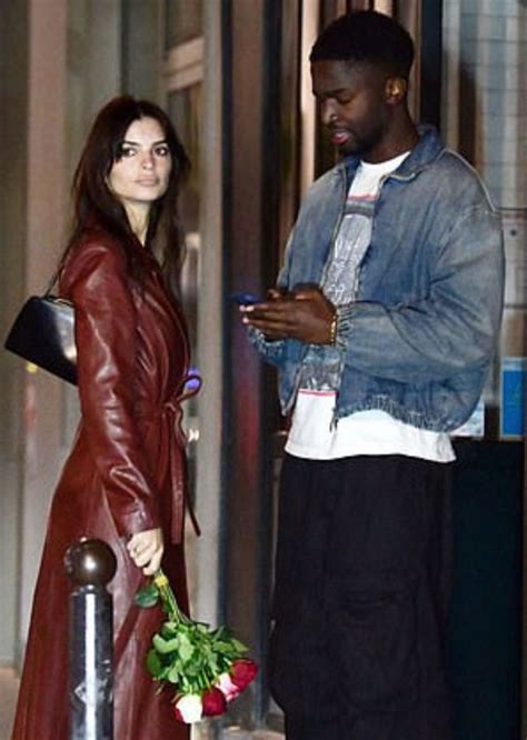Emily Ratajkowski embrassant Stéphane Bak