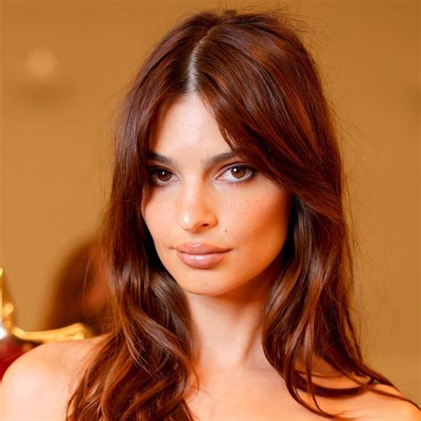 Emily Ratajkowski avec une coloration capillaire audacieuse