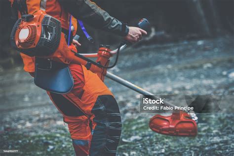 Utilisateur de débroussailleuse avec équipement de protection complet