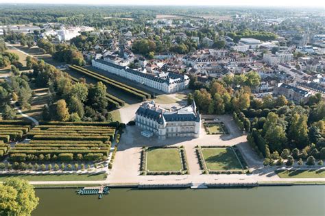 Paysage verdoyant de la ville de Rambouillet avec ses parcs entretenus