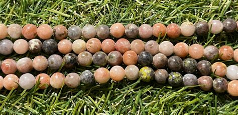 Présentation d'une collection de bijoux artisanaux intégrant le jaspe fleur de prunier