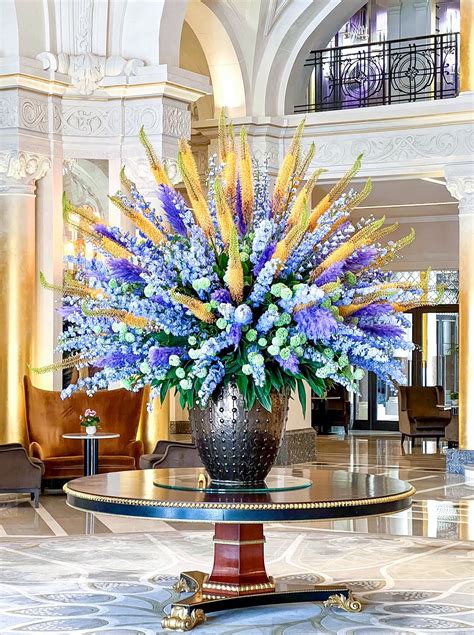 Décoration florale d'un hall d'hôtel