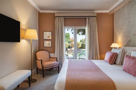 Vue intérieure d'une chambre confortable avec accès direct au jardin tropical