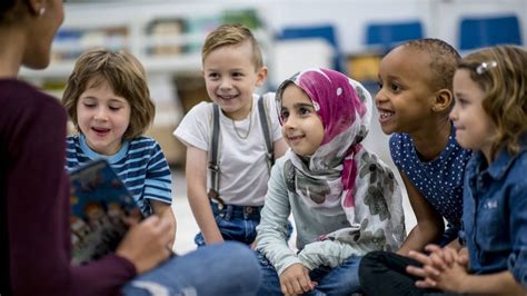 Enfants jouant ensemble, symbolisant l'intégration culturelle
