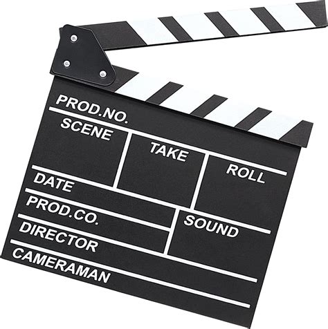 Un clap de cinéma posé sur une table de montage avec une caméra en arrière-plan