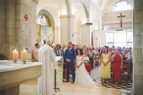 Une foule de figurants habillés pour une cérémonie de mariage devant une église