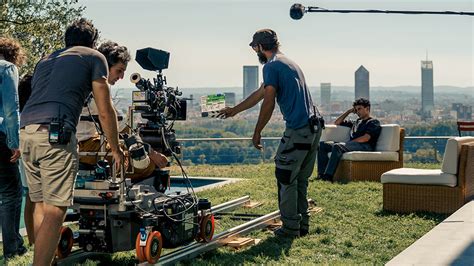 Vue d'ensemble d'un tournage de film dans un décor champêtre