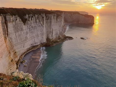 Photo d'un équipeur en plein travail sur une falaise