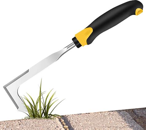 grattoir de jardin en action sur des mauvaises herbes