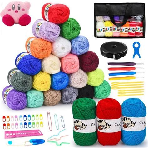 Assortiment de fils à tricoter de différentes couleurs et textures avec des aiguilles