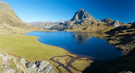 Vue panoramique sur les Pyrénées Orientales avec un gîte en pierre