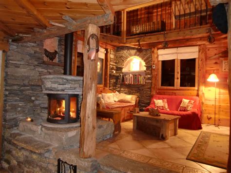 Intérieur d'un gîte de montagne avec cheminée et mobilier en bois