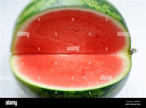 Illustration montrant une pastèque coupée, mettant en avant la chair et l'épaisseur de l'écorce