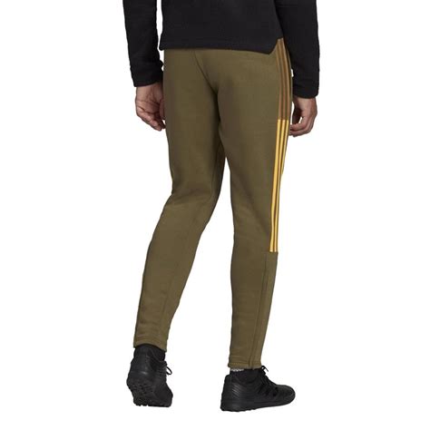 Une collection variée de pantalons de sport Adidas homme, mettant en avant différentes couleurs et styles.