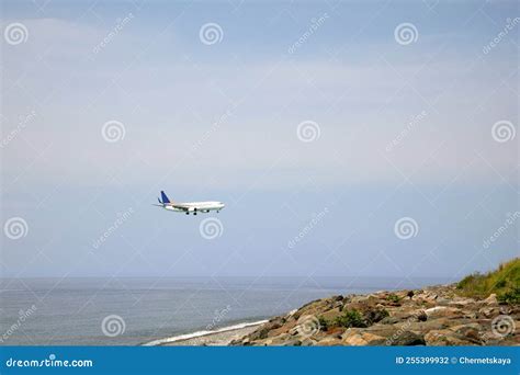 Avion décollant au-dessus de la mer