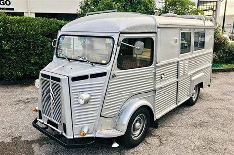 Ancien camion Type H servant de point de vente