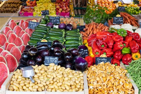 Présentation de légumes de saison fraîchement récoltés sur un étal de marché