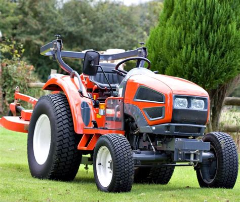 Vue d'ensemble d'un tracteur de jardin équipé d'accessoires Agri-Fab sur une pelouse parfaitement entretenue