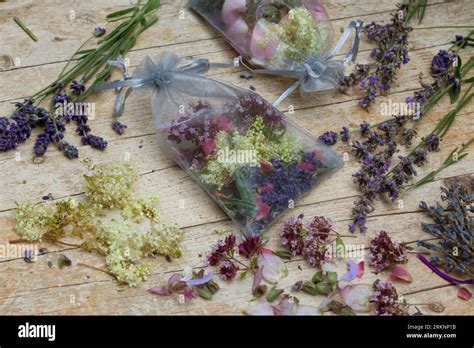 Un arrangement de pochons parfumés de différentes couleurs