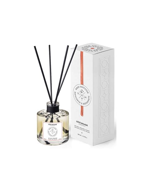 Un diffuseur de parfum à bâtonnets sur une table en bois