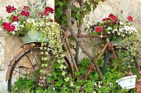Image d'un porte-plante vélo dans un jardin fleuri