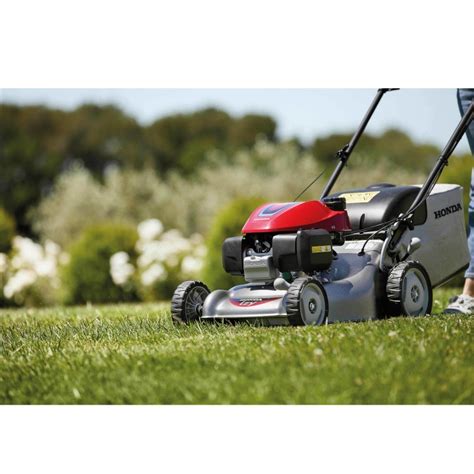 Vue d'ensemble de la tondeuse Honda IZY HRG 466 SKEH sur une pelouse bien entretenue
