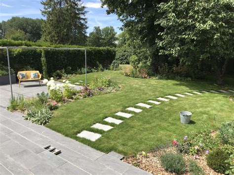 jardin paysager avec pelouse naturelle et zones sauvages