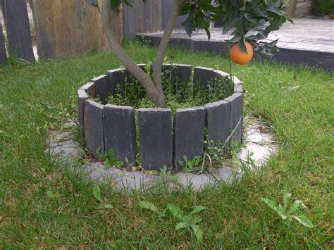 Enfants jouant dans un jardin sécurisé avec des bordures arrondies