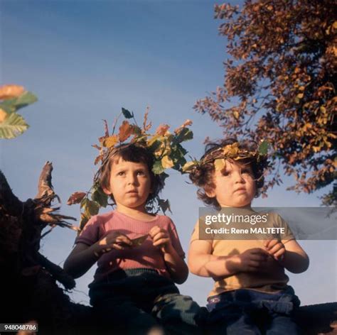 Enfants faisant des couronnes de feuilles