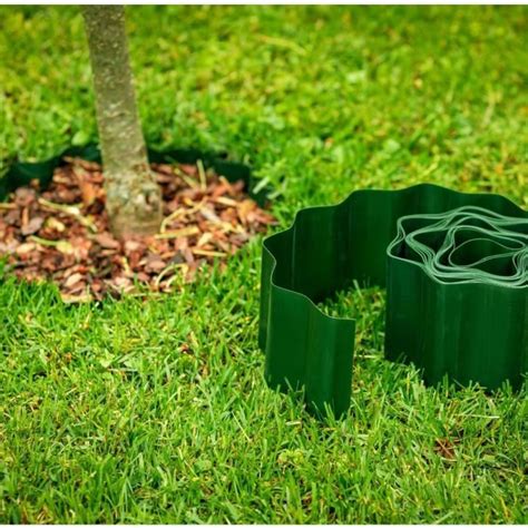 Photo montrant l'installation d'une bordure en plastique ondulé autour d'un parterre de fleurs