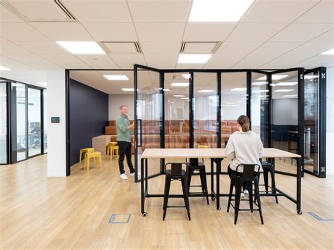 Salle de réunion modulable équipée pour des séminaires professionnels au Campanile PRIME Nice Aéroport