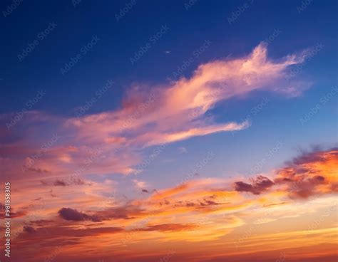 Image d'un ciel crépusculaire avec des teintes oranges et roses
