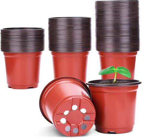Assortiment de petits pots de fleurs en plastique noir de différentes formes