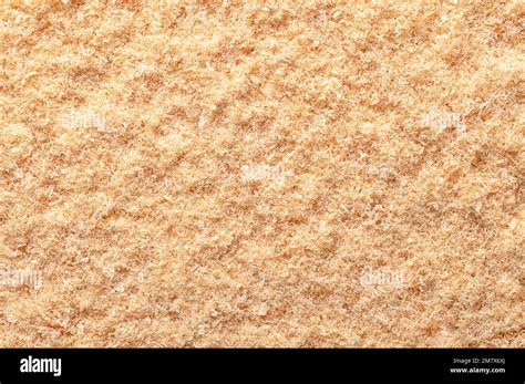 Comparaison visuelle : copeaux de bois vs. poudre de bois fine