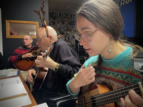 Personnes jouant au mus lors d'un atelier