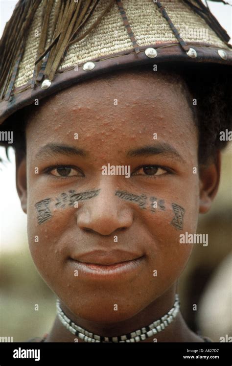 Exemple de scarification faciale traditionnelle en Afrique de l'Ouest